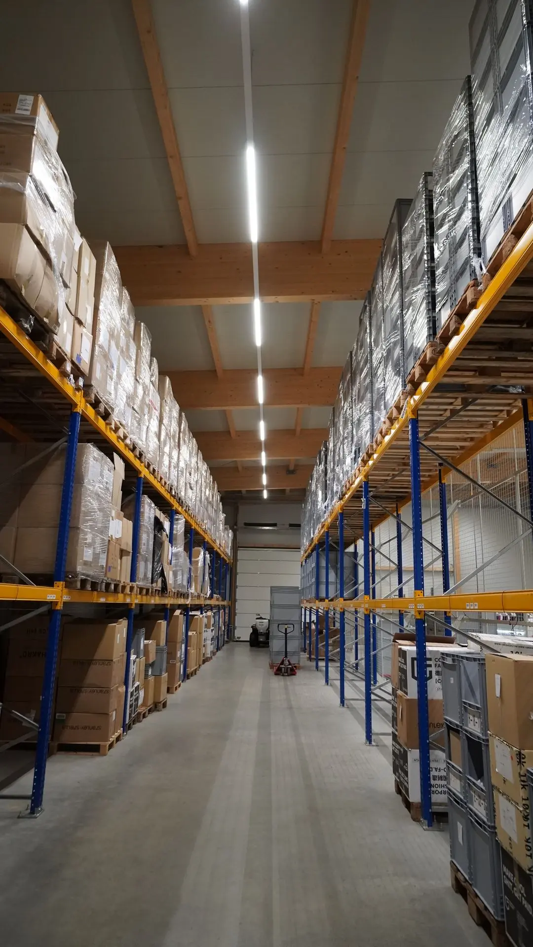 Palettenlager von Corporate Fashion in Munderkingen: Hochregale mit eingelagerten Paletten